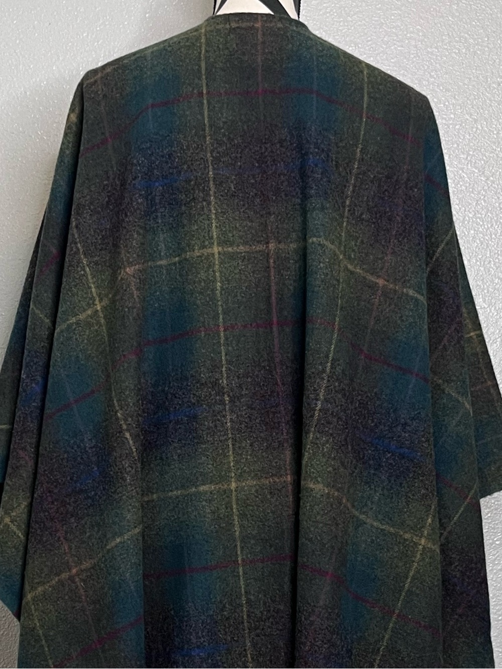 Green Grove Weavers Scotland 100% Lambswool Dark Academia Plaid Tartan Poncho - Picture 8 of 12
